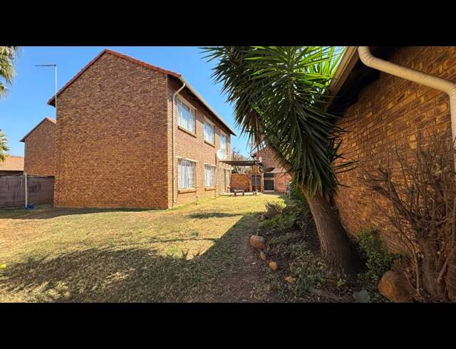 2 bed property to rent in WILLOW PARK MANOR